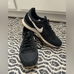 Nike Internationalist Women’s sneaker size 9